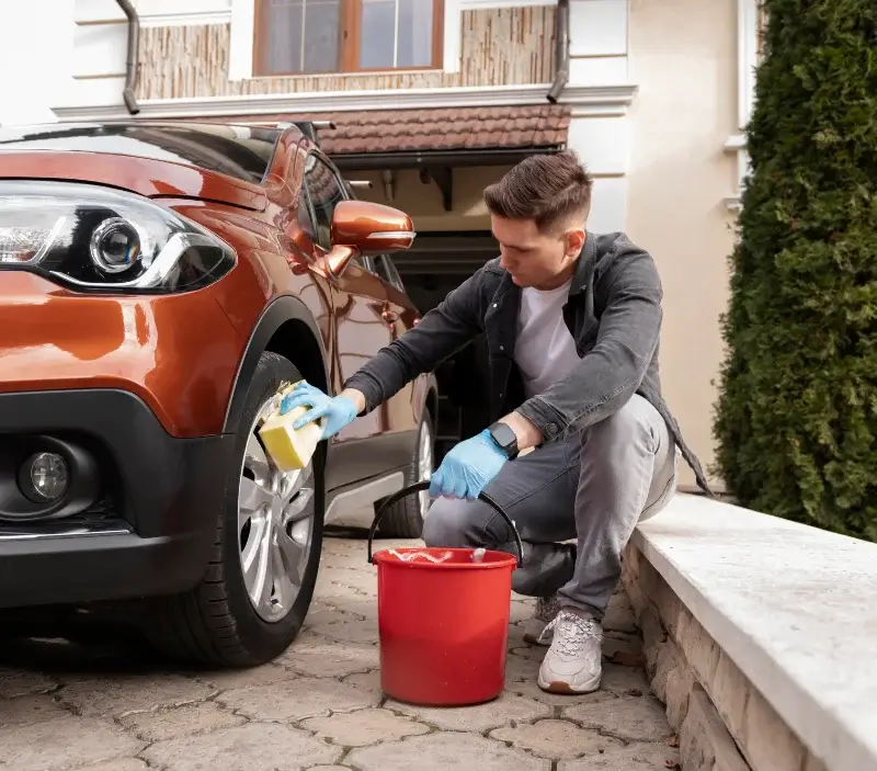 Lavage auto à domicile Valiergues : professionnel intervenant sur un véhicule